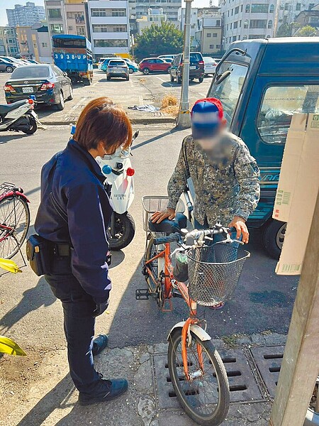 71歲的程姓老翁昨日早上騎著單車沿北斗街西往東方向，但他卻闖紅燈，迎面撞上輕軌列車。（翻攝照片）