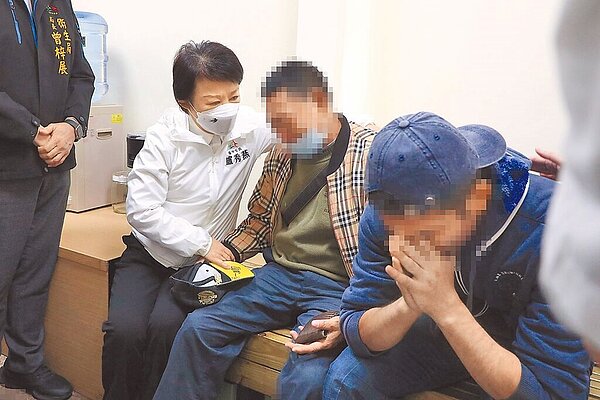 台中市長盧秀燕(左)28日到醫院探視受傷的李女外籍丈夫(右)並慰問李女父親(中),允諾會全力協助調查。(台中市政府提供)