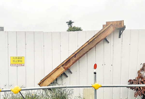 塭仔圳施工圍籬上設置友善貓道,協助流浪貓誤入工區後能夠自行脫困。(新北市政府地政局提供/呂健豪新北傳真)