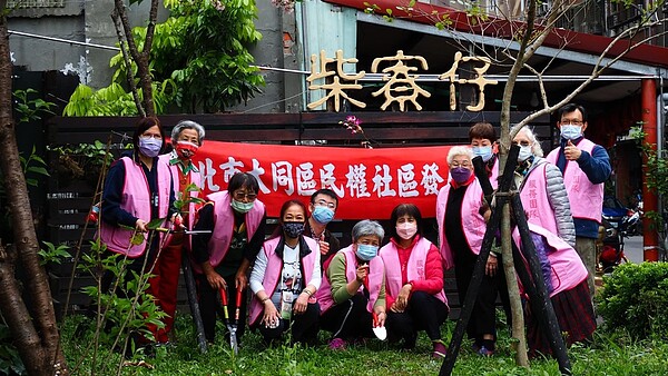 民權里重整市府廢棄地,與居民共同努力美化下,如今里民可於櫻花樹下聚會品茶,並將「柴寮仔」在地名喚起大家的記憶!圖/取自陳玉女里長臉書專頁
