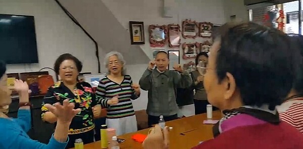 民權里辦公處開放多元課程,邀請專業老師帶社區長輩們跳健康操,維持身心健康。圖/取自陳玉女里長臉書專頁