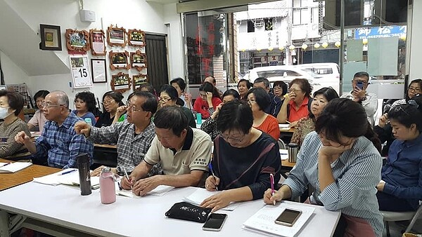 民權里舉辦的社區課程大受歡迎,好學的里民坐滿里區辦公室。圖/取自陳玉女里長臉書專頁