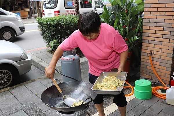 民權里每周三舉行共餐的健康美味餐食，皆是由志工們精心準備。圖／取自陳玉女里長臉書專頁
