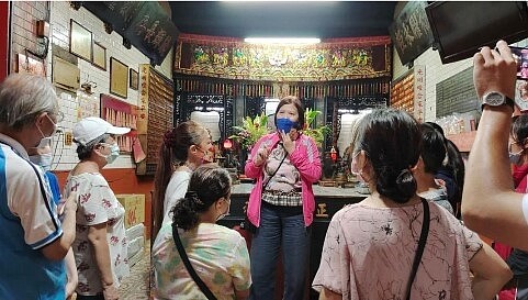 民權社區發展協會規劃文化導覽,結合社區內老茶行、古蹟及廟宇特色,帶領民眾了解歷史故事,圖為陳里長親自導覽蓬萊廟文化特色。圖/取自陳玉女里長臉書專頁