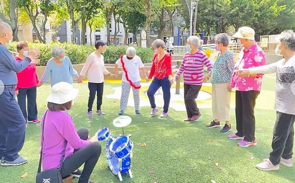陳里長辦理長輩趣味競賽,當天天空作美,大家在舒爽的天氣中伸展肢體完成任務,畫面歡樂。圖/取自陳靜筠里長臉書專頁