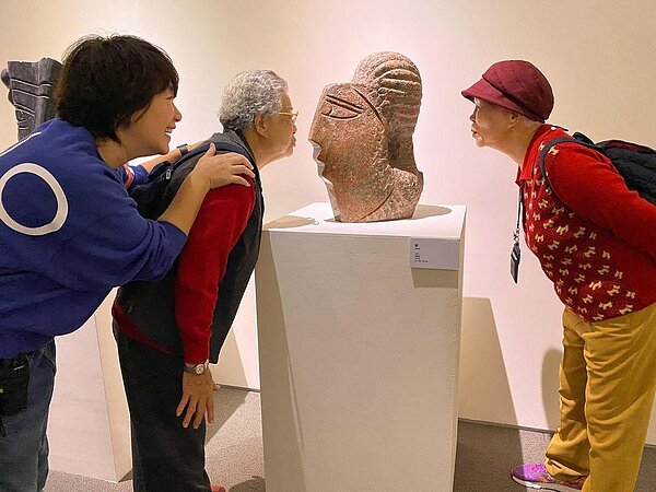 陳里長里民互動自然,像家人,也像朋友。圖/取自陳靜筠里長臉書專頁