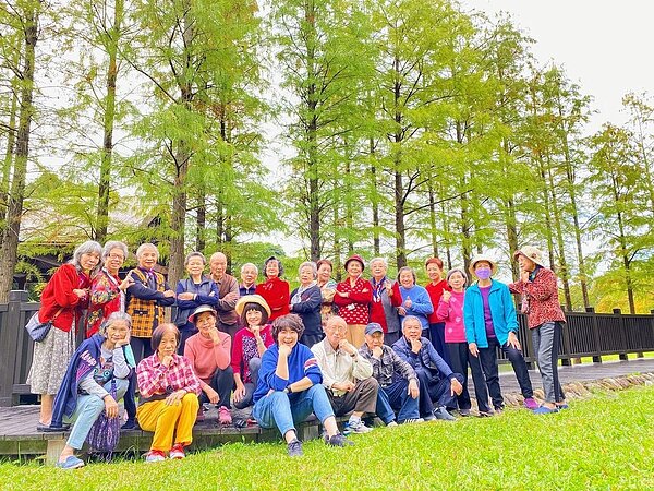 陳里長開心帶著她的「老伴們」出來散心。圖/取自陳靜筠里長臉書專頁