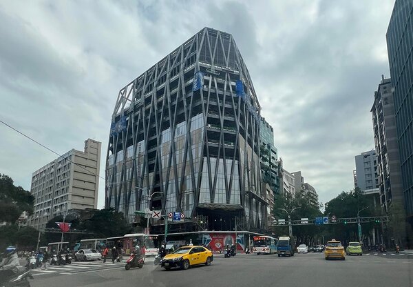 2022年12月23日，興建中的上海商銀新總行大樓，已看得出雛形。（張哲生提供）