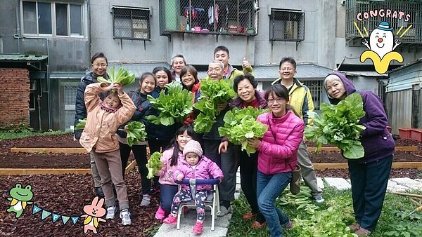 何里長運用社區閒置空間闢成蓬萊農園,攜里民一同感受農趣。圖/取自何英輝里長臉書專頁