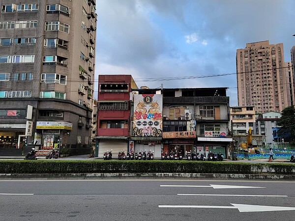 汐止區大同路二段公辦都更案拆除前外觀。圖/新北市都更處提供