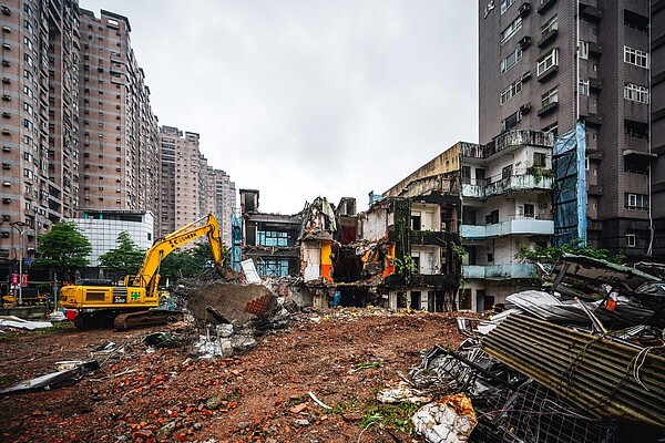 台灣房子超級老 半數建物屋齡超過30年 汐止區大同路二段公辦都更案拆除中。圖/新北市都更處提供