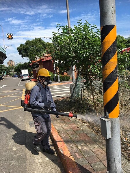 張里長從疫情爆發至今，定期安排里區消毒作業，為里民健康把關。圖／取自張艷鴻里長臉書專頁
