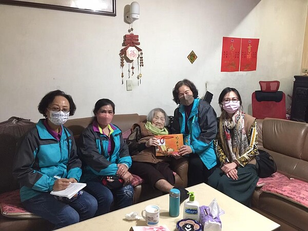 張里長帶物資至關懷戶家中探訪。圖/取自張艷鴻里長臉書專頁