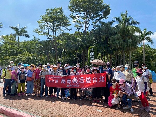 重慶里一日長青活動，帶里民一起出外踏青進行文化參訪。圖／取自張艷鴻里長臉書專頁