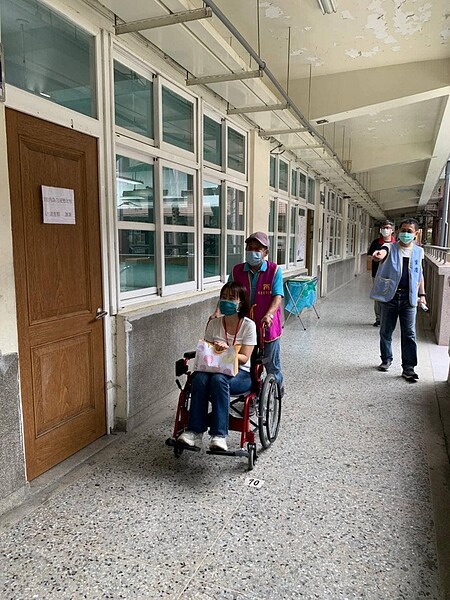 張里長偕同鄰長及志工進行防災演練,要將災害帶來的傷害降到最低。圖/取自張艷鴻里長臉書專頁