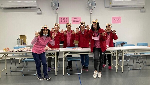 重慶里舉辦元宵節活動,提供應景的虎年燈籠供里民領取,造型可愛大受歡迎。圖/取自張艷鴻里長臉書專頁