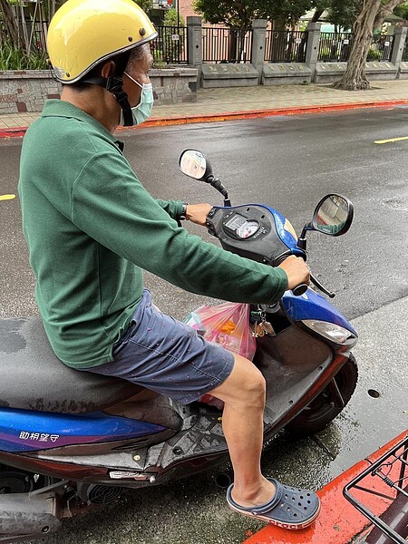 里長化身送貨員,暖心替確診里民送物資。圖/取自何英輝里長臉書專頁