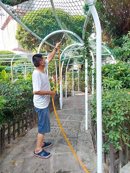 何里長維持公園綠美化，定期的進行植栽澆灌及修枝。圖／取自何英輝里長臉書專頁
