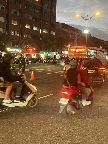 遇里區交通事故,何里長趕赴現場協助交通指揮。圖/取自何英輝里長臉書專頁