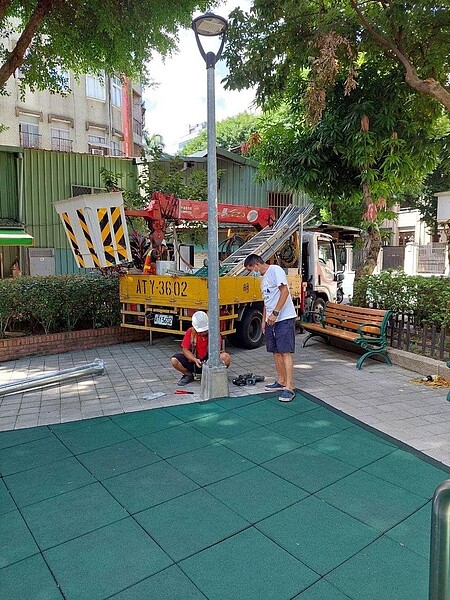 為確保治安，加裝公園照明設備，提供居民安心舒適的休憩遊樂空間。圖／取自何英輝里長臉書專頁
