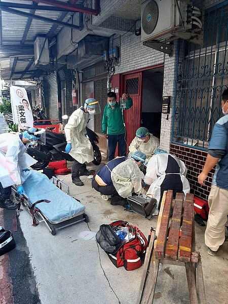 接獲有民眾路倒,與醫護團隊緊急趕赴現場協助救援。圖/取自何英輝里長臉書專頁