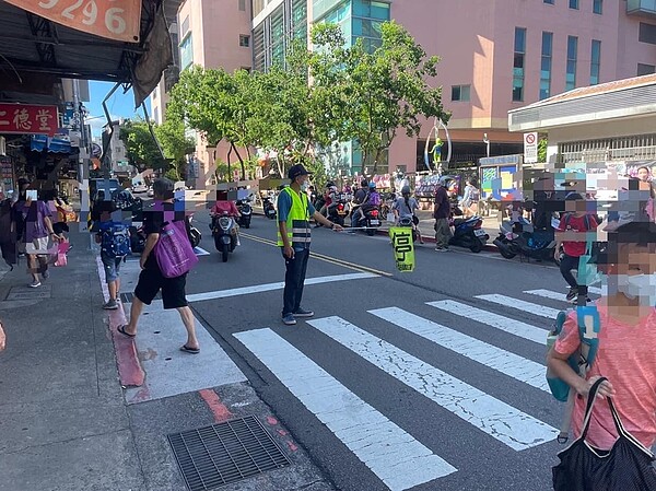 何英輝擔任交通導護志工,用行動陪伴學童上下課的用路安全。圖/取自何英輝里長臉書專頁