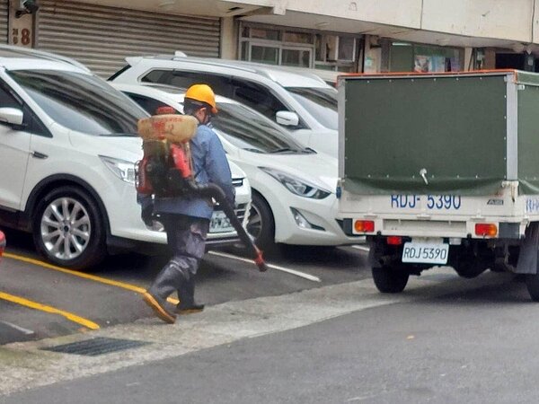 疫情期間何里長安排清潔隊至里區進行大消毒,與里民同樣期望病毒可以盡快消退解禁。圖/取自何英輝里長臉書專頁