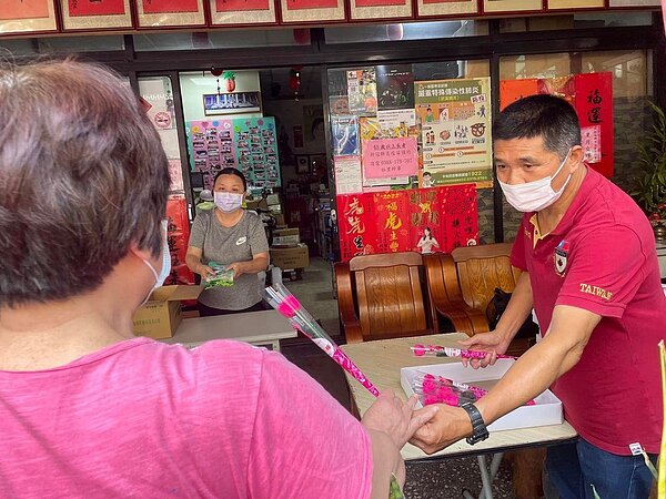 母親節何里長準備康乃馨送里區的婆婆媽媽們,表達對他們的敬重與祝福。圖/取自何英輝里長臉書專頁
