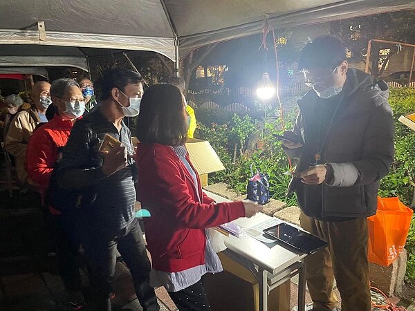 蓬萊里元宵節發放酒精與口罩物資,實用又暖心。圖/取自何英輝里長臉書專頁