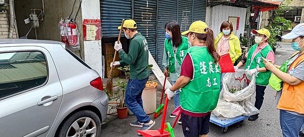 蓬萊里社區清潔日,何里長夫婦帶領鄰長及志工們深入大街小巷進行清掃。圖/取自何英輝里長臉書專頁