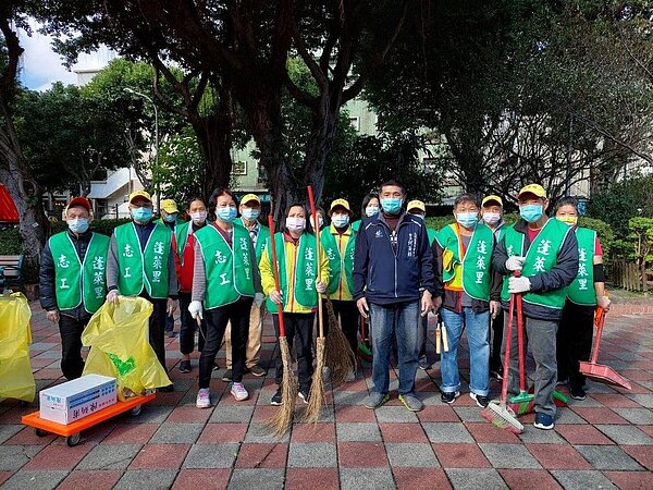 何里長感謝身後有一群願意付出的鄰長及志工團隊,一起讓里區變得更好。圖/取自何英輝里長臉書專頁