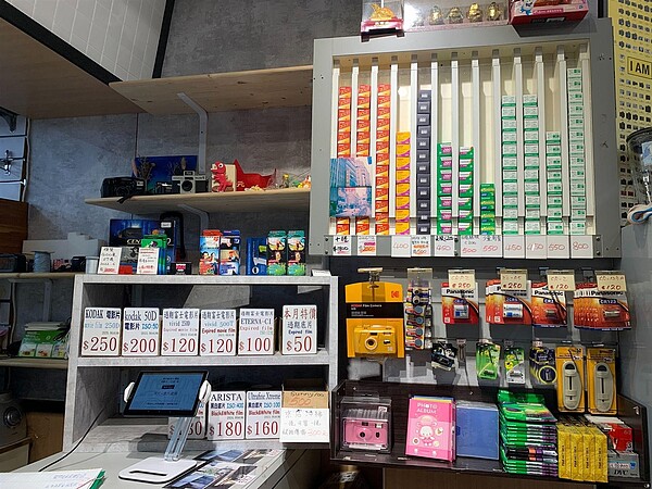 販售各式底片。圖/林若瑋攝影