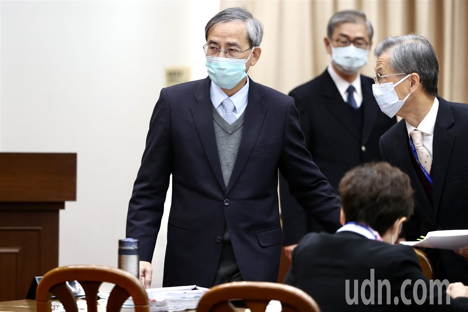 財政部代理部長阮清華(左)上午出席立法院財政委員會,立委質詢也聚焦在「還稅於民」及「國安基金」議題上。記者林俊良/攝影