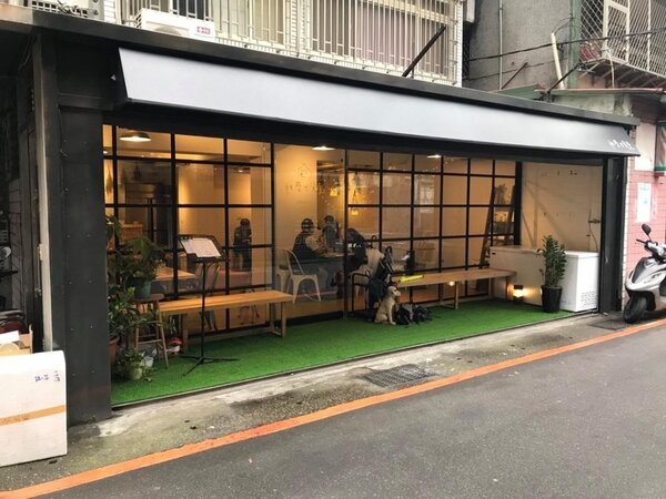 秋葵犬食堂位於文化路上、寬敞的店面。圖片取自秋葵犬食堂 Facebook 