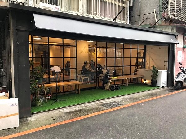 秋葵犬食堂位於文化路上、寬敞的店面。圖片取自秋葵犬食堂 Facebook