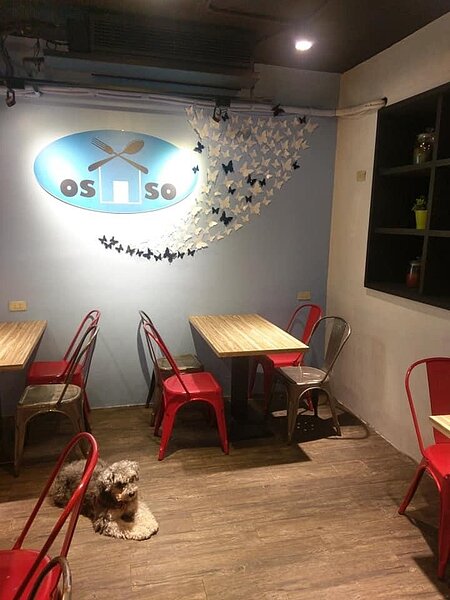 總是有寵物陪伴的用餐環境。圖片取自秋葵犬食堂 Facebook