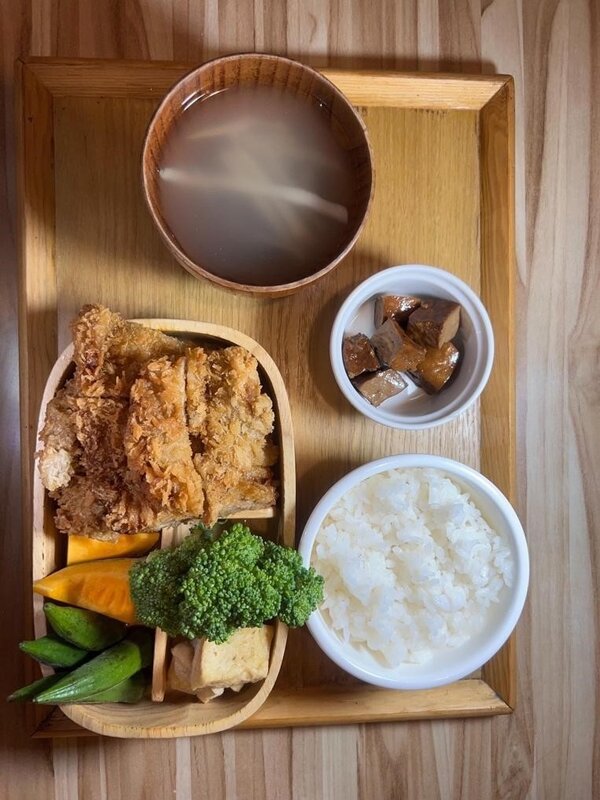 最受客人喜愛的豬排套餐。圖片取自秋葵犬食堂 Facebook