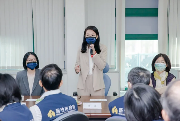 新竹市長高虹安(中)昨到環保局了解業務,勉勵並肯定同仁持續為市民打造更永續、宜居城市。圖/市府提供