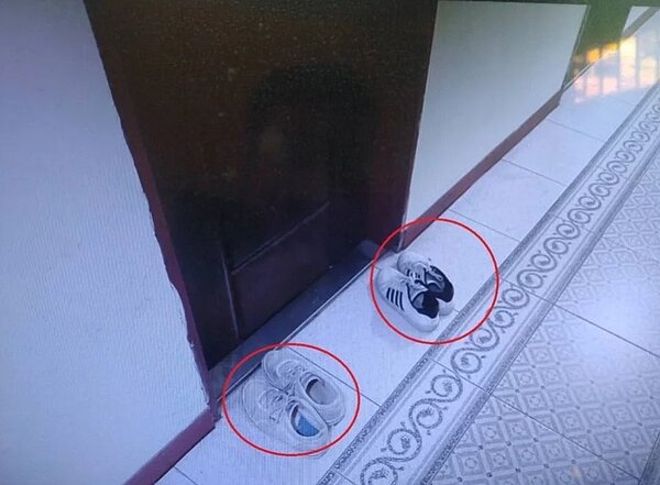 高雄陳姓男子將2雙球鞋放在12樓樓層的家門口,鄰居嫌礙眼將它掃一樓廢物區。記者石秀華/翻攝