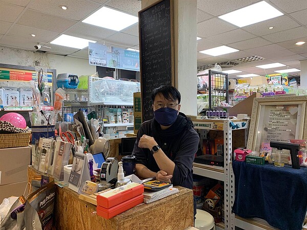 寵物戀老闆。林若瑋/攝