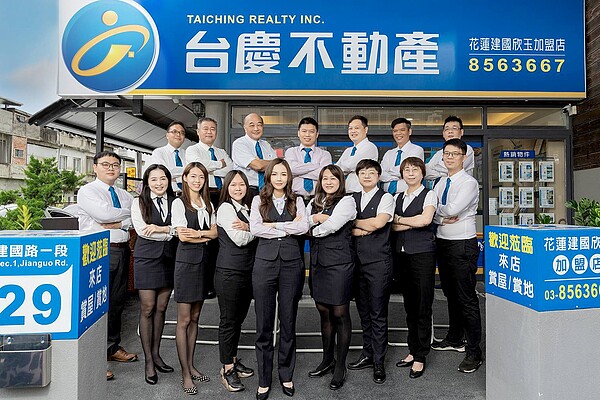 33歲就創業的曾欣玉店東,誠實服務深獲信任,今年拼出「台慶不動產東台灣第1」好成績。圖/永慶不動產提供