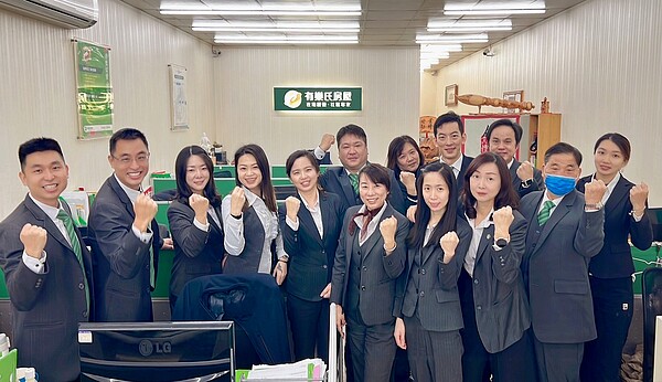 有總部強大資源做後盾,讓有巢氏房屋陳俊宏店東績效穩健成長,明年要再開一店。圖/永慶不動產提供