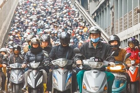 國內流通的汽車約700萬輛、機車約1000萬輛，若汽機車第三人責任險調漲，將衝擊1700萬名車主的保險權益。圖為台北橋機車車陣。（本報資料照片）