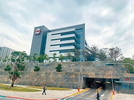 台積電南科Fab 18廠設立由日本雕塑師傅設計並以雕石打造的「台積大阪城」庭園步道。圖∕涂志豪