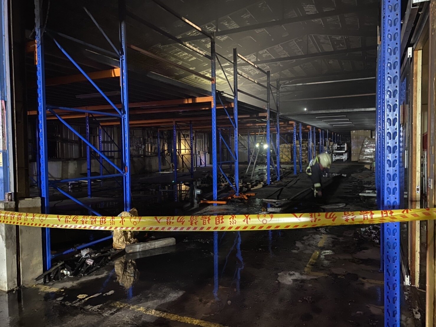 台中市豐原區東洲路一家鐵皮工廠昨驚傳惡火,釀4死2傷憾事。今早消防局火調科人員將重回現場,進行火調作業。記者林佩均/攝影