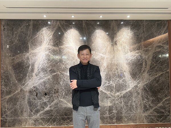 新北市不動產開發公會副理事長暨新潤機構董事長黃文辰今(29)日指出,政府要緩和高房價,可透過提高土地增值稅,讓增加的土增稅漲價歸公,並將相關稅收做為廣建社會住宅使用,用增加供給取代圍堵房價才是保障民眾居住權的正解;他支持炒作房價的投資客應該全部離開市場,消費者永遠不要追高,房價就是反映通膨、國內經濟以穩定、溫和緩漲最好。記者陳美玲/攝影