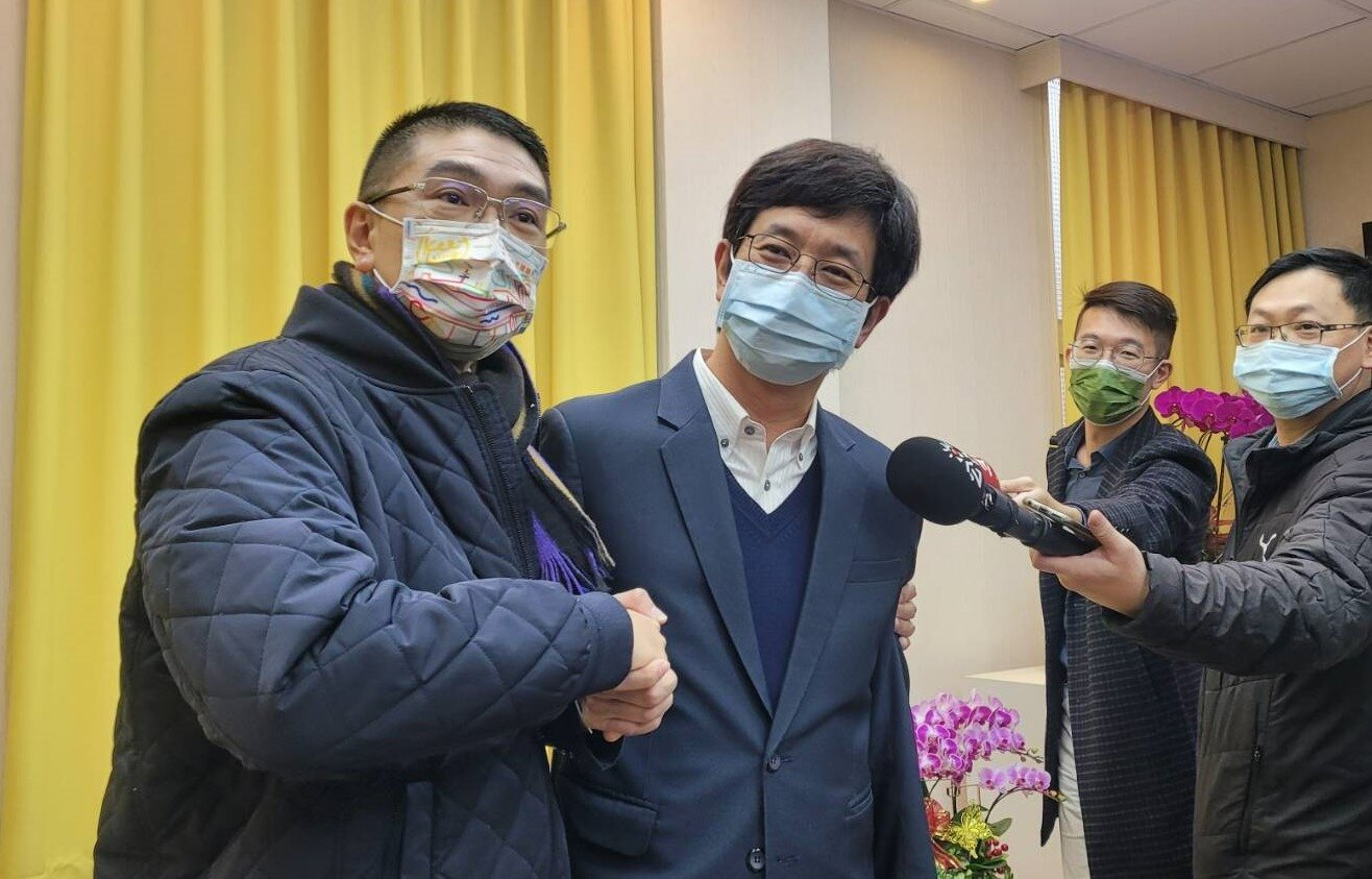 基隆市長謝國樑（左）與立委蔡適應（右）昨天選後首次會面，兩方陣營選前曾多次互告，選後上演大和解，互相握手致意。記者游明煌／攝影 