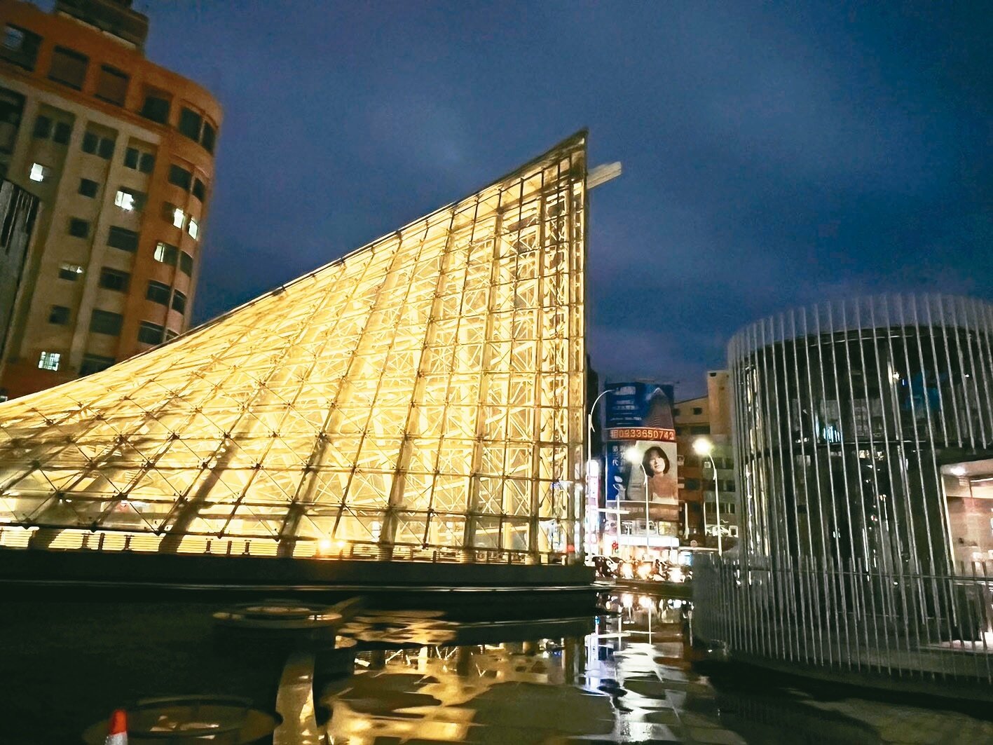 高雄捷運美麗島站四個船型設計出口遭批,阻擋周遭店家生意也產生光害。記者林巧璉/攝影