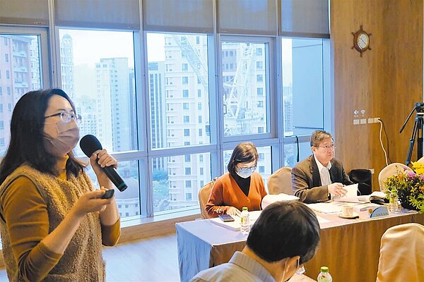 新竹縣公共圖書館發展委員會29日決議圖書館設備邁向數位智慧化,預計明年上半年啟動超商借還書服務。圖/新竹縣政府提供