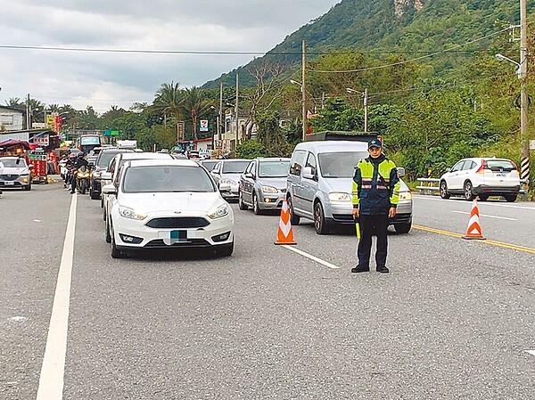 元旦3天連假，蘇花路廊將湧現車潮，新城警方沿線規畫18處交通疏導崗哨，請民眾配合執勤員警疏導。（新城警分局提供／王志偉花蓮傳真）